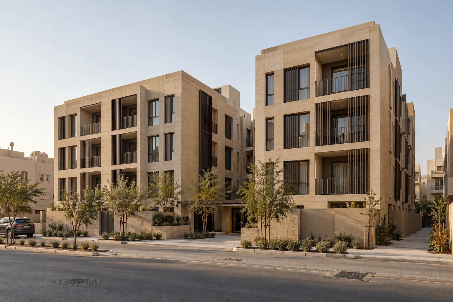 مجمع سكني بواجهات حجرية ومداخل مظللة نهاراً